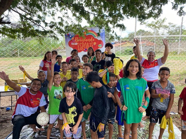 Crianças e jovens participando de atividades do IDESBA